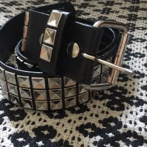 Inverted studded belt
